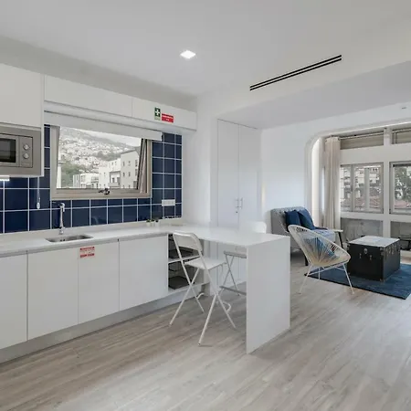 Drapes Design By An Island פונשל